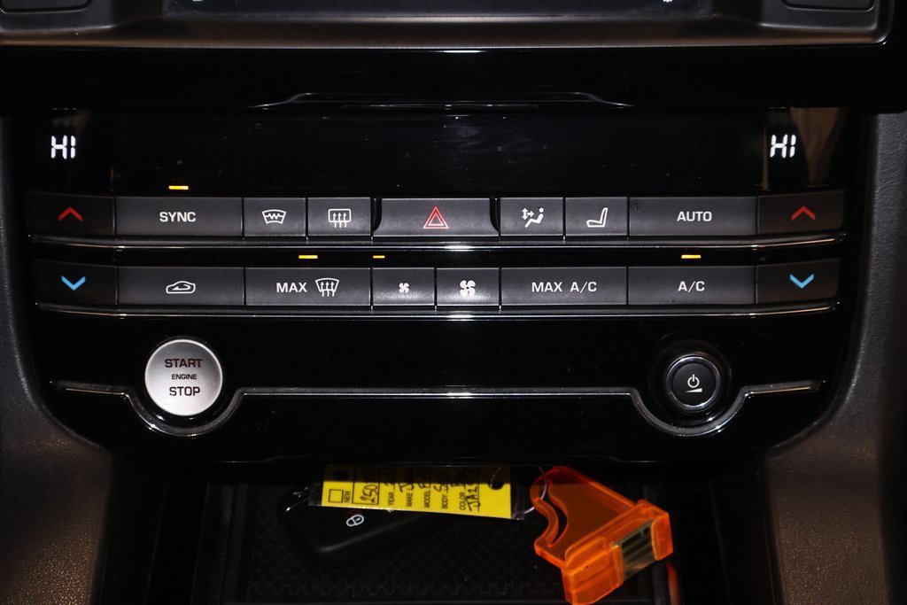 Used 2018 Jaguar F-PACE Premium image 33