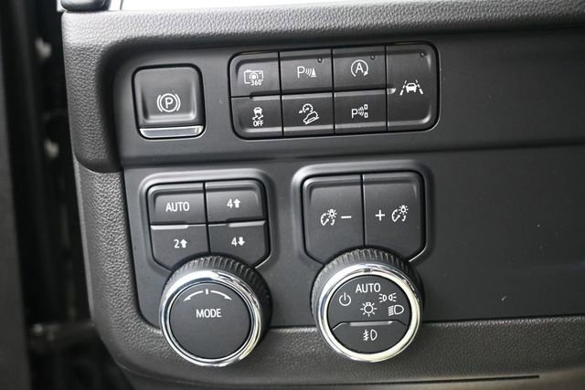 Used 2025 Chevrolet Suburban Z71 AWD/4WD image 9