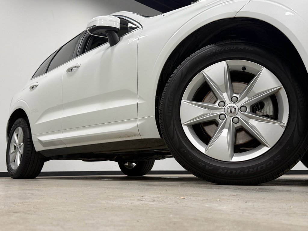 Used 2022 Volvo XC60 B5 Momentum image 2