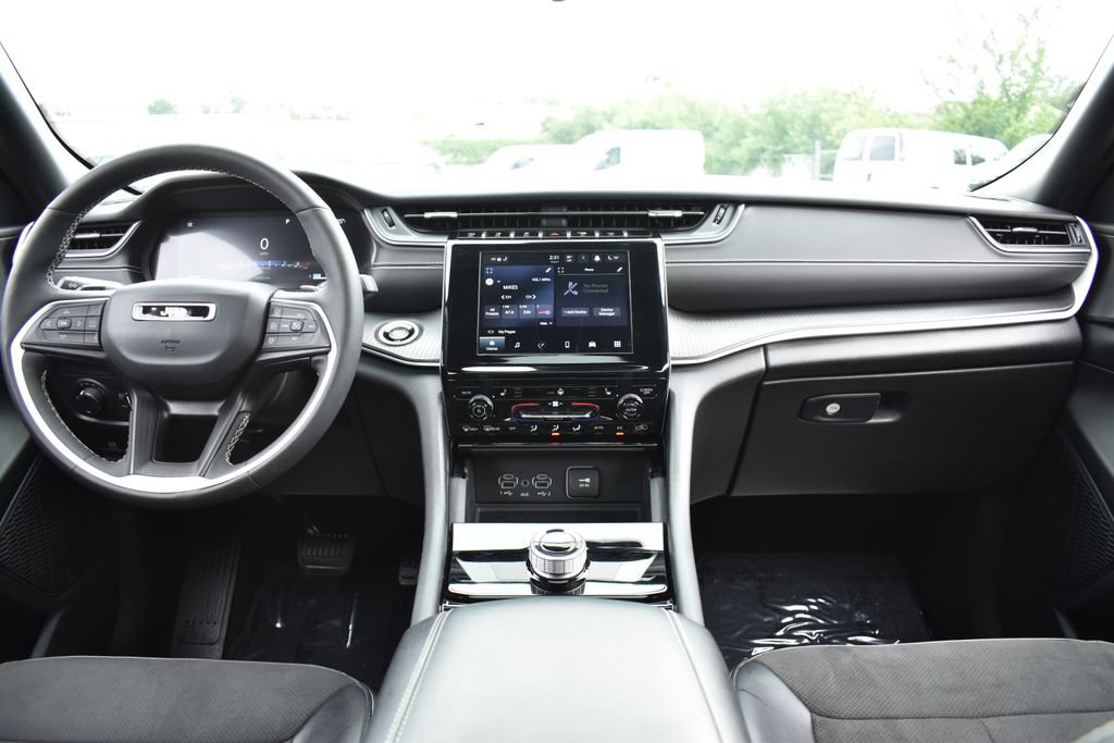 Used 2023 Jeep Grand Cherokee Altitude AWD/4WD image 13