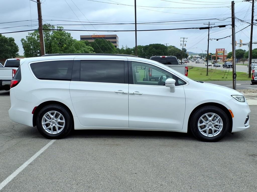 Used 2022 Chrysler Pacifica Touring-L FWD image 2