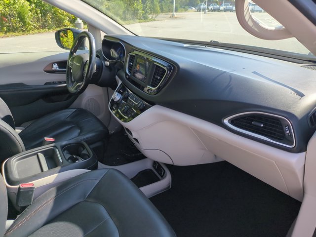Used 2019 Chrysler Pacifica Touring-L FWD image 35