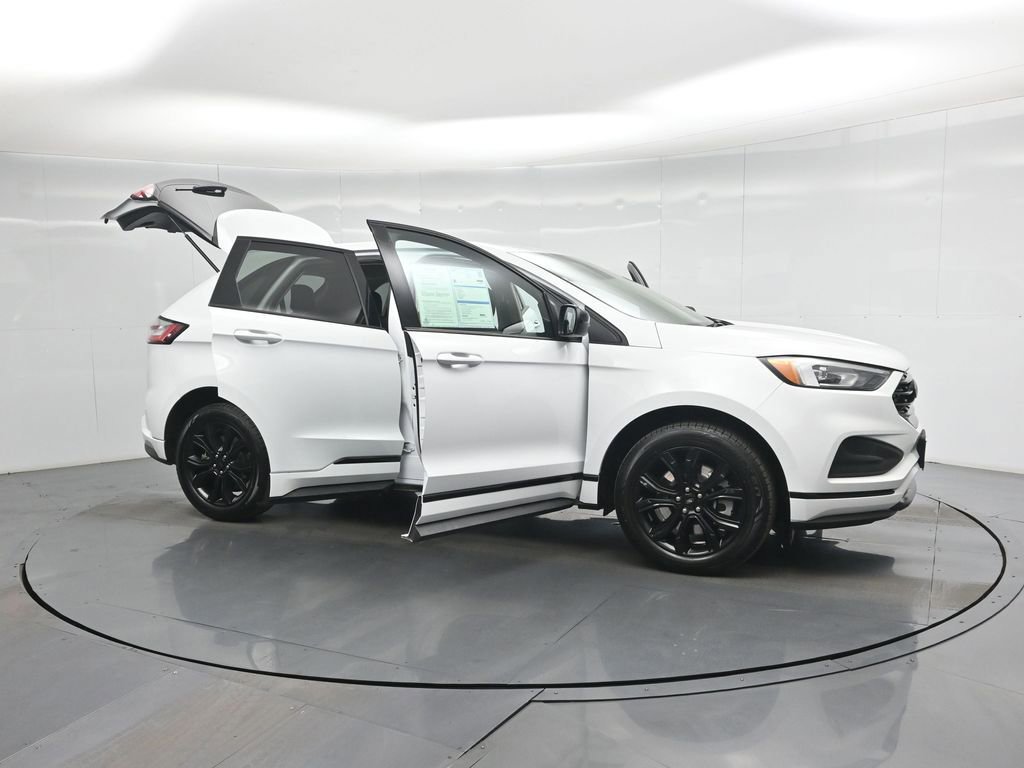 Certified 2023 Ford Edge SE w/ Black Appearance Package image 54