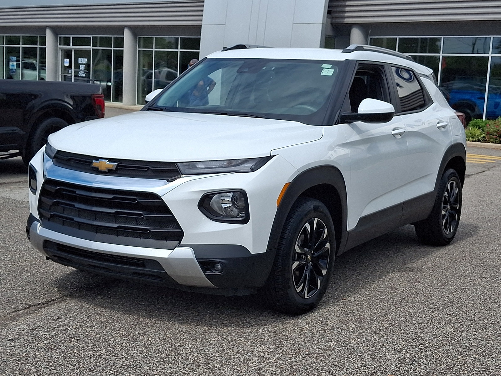 Used 2023 Chevrolet TrailBlazer LT w/ Convenience Package AWD/4WD image 4