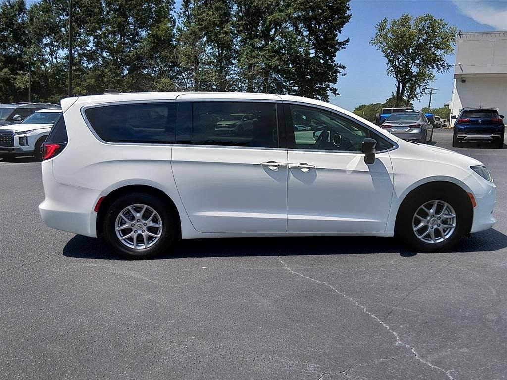 Used 2024 Chrysler Voyager LX FWD image 3