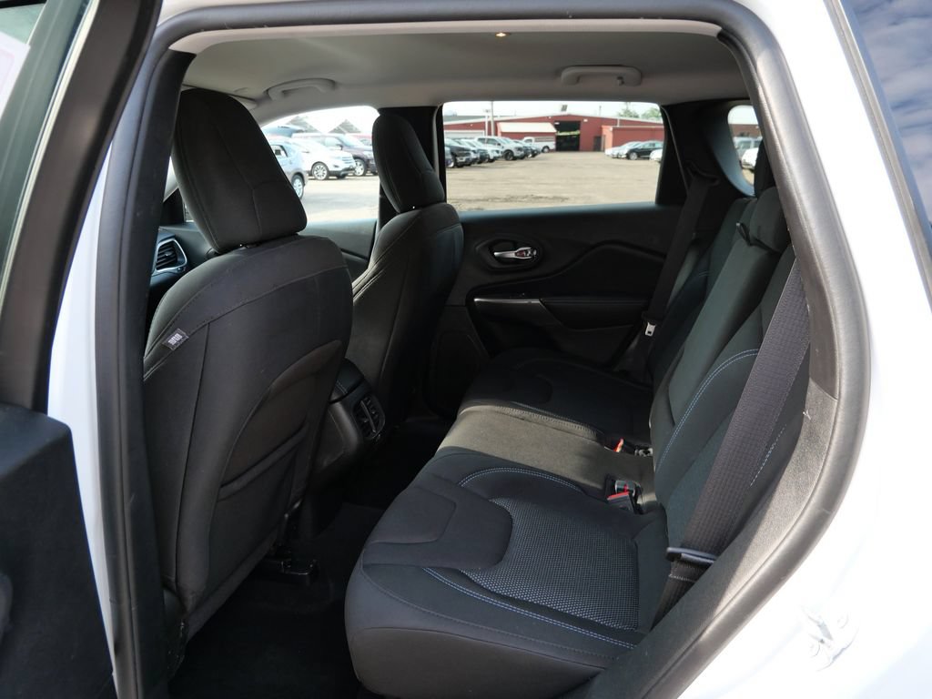 Used 2020 Jeep Cherokee Latitude w/ Safety Group AWD/4WD image 13