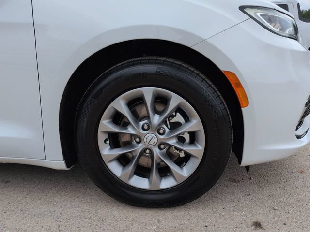 Used 2026 Chrysler Pacifica Limited FWD image 12