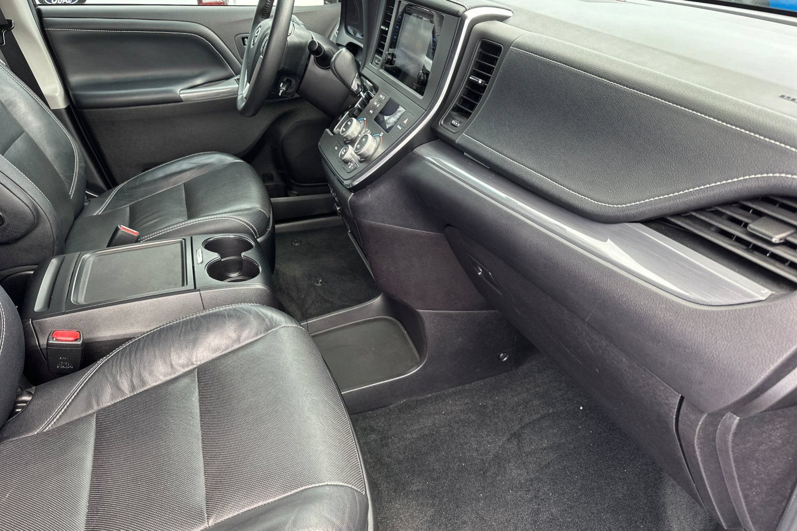 Used 2017 Toyota Sienna SE Premium FWD image 19