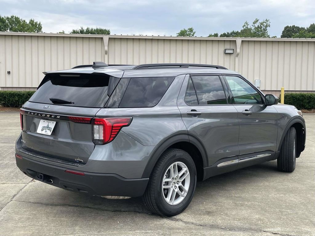 Certified 2025 Ford Explorer Active RWD image 3