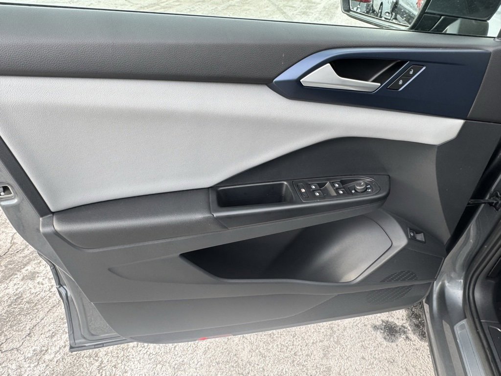 Used 2023 Volkswagen Taos SE w/ Panoramic Sunroof Package image 24