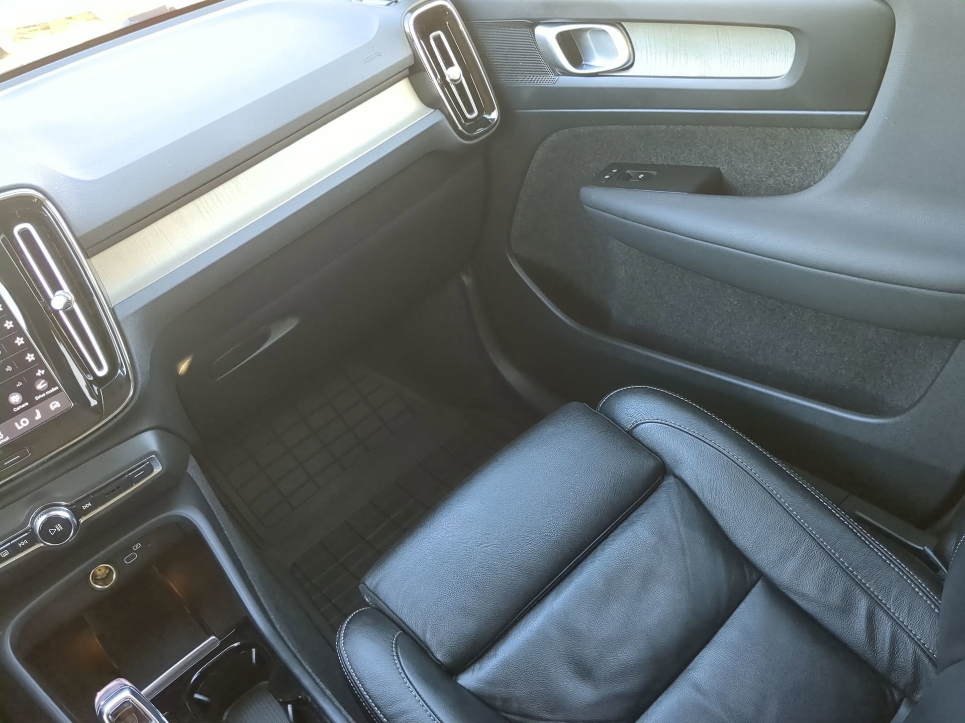 Used 2023 Volvo XC40 B5 Plus w/ Protection Package Premier image 53