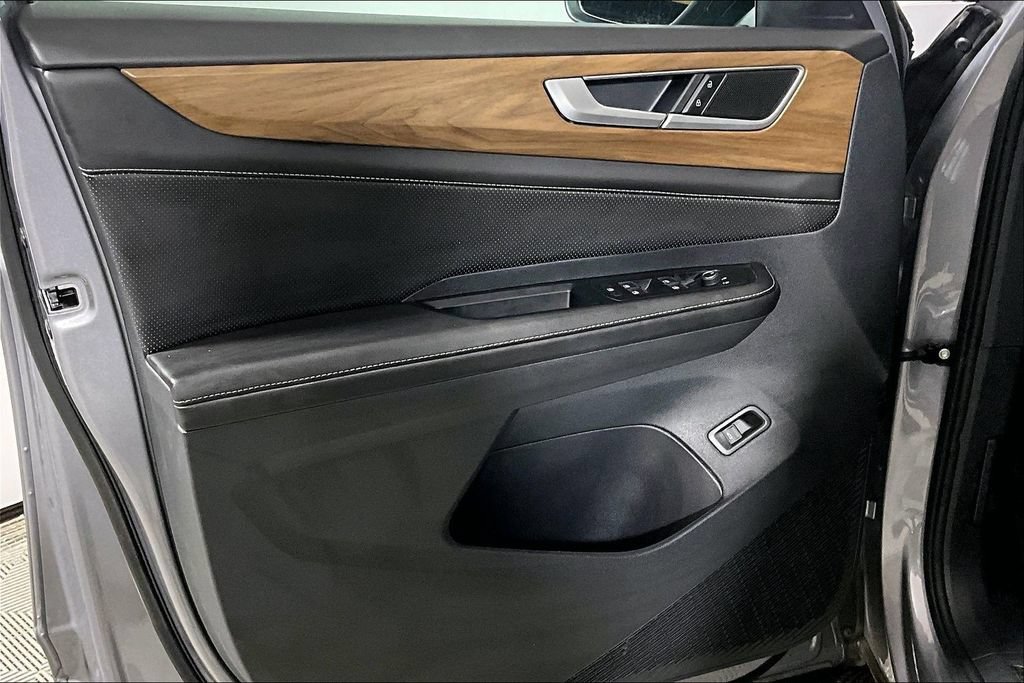 Used 2025 Volkswagen Atlas SE FWD image 18