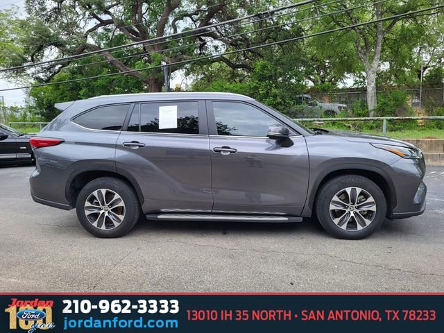Used 2023 Toyota Highlander XLE FWD image 6