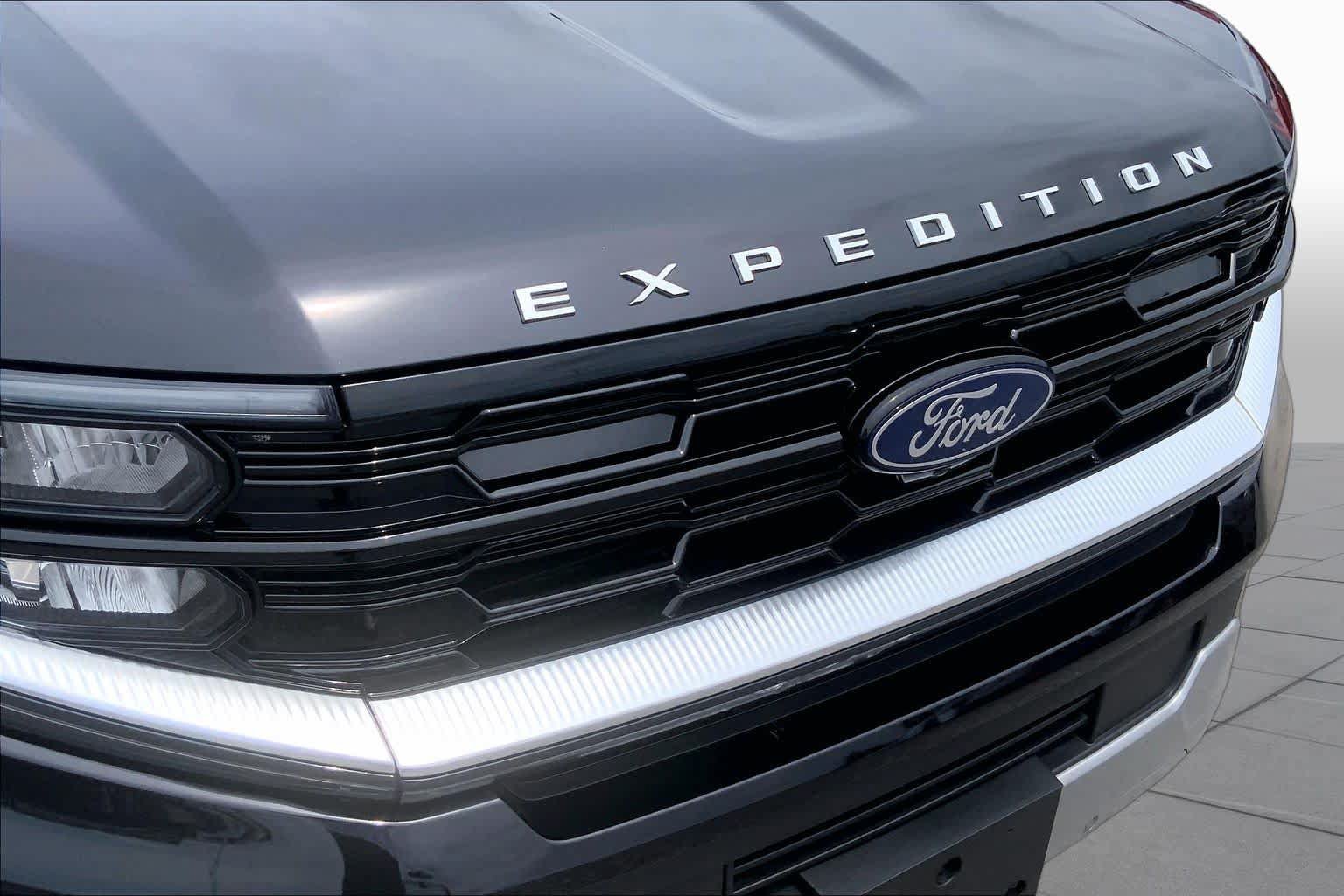 Certified 2025 Ford Expedition Platinum w/ Driver's Package AWD/4WD image 30