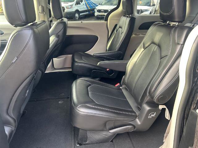Used 2024 Chrysler Pacifica Touring-L image 10