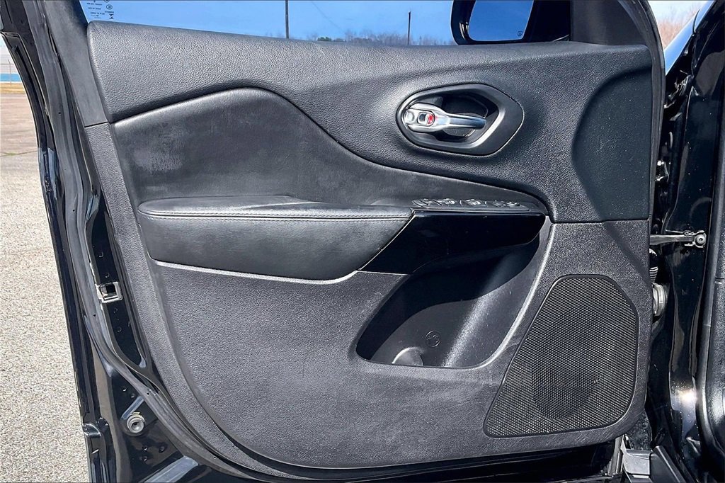 Used 2020 Jeep Cherokee Latitude Plus image 17