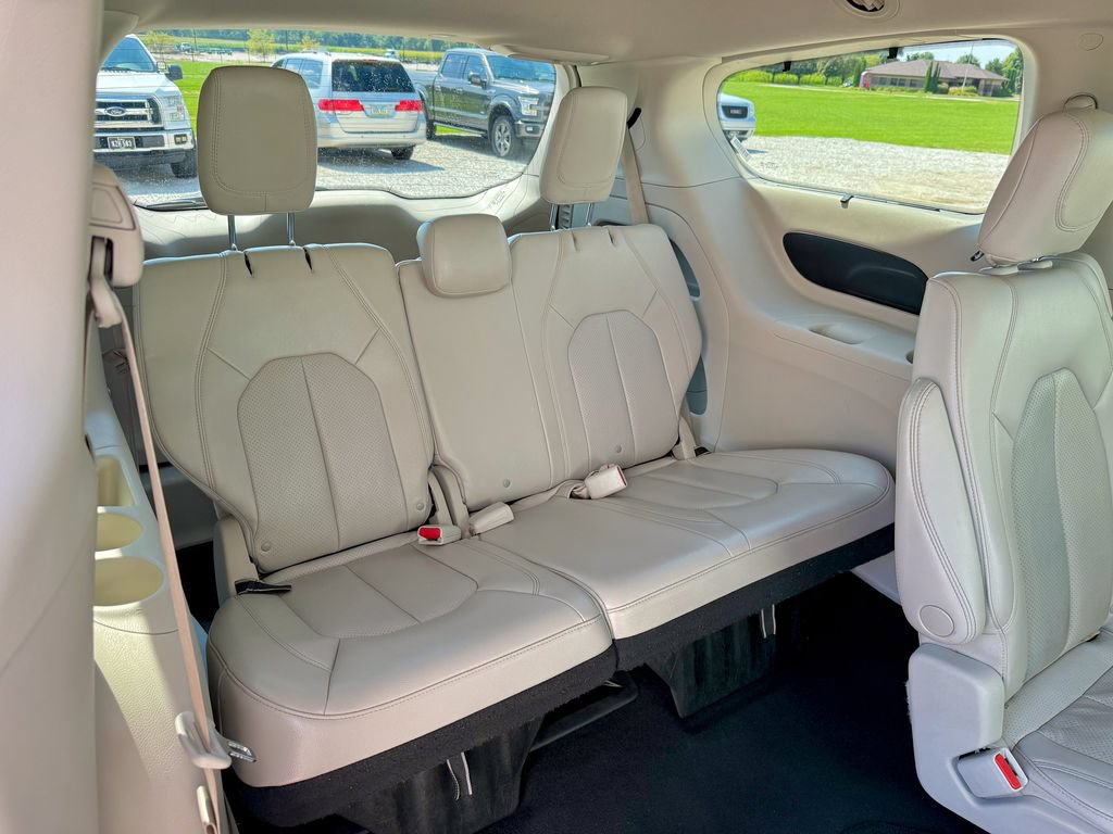 Used 2021 Chrysler Pacifica Touring-L FWD image 18