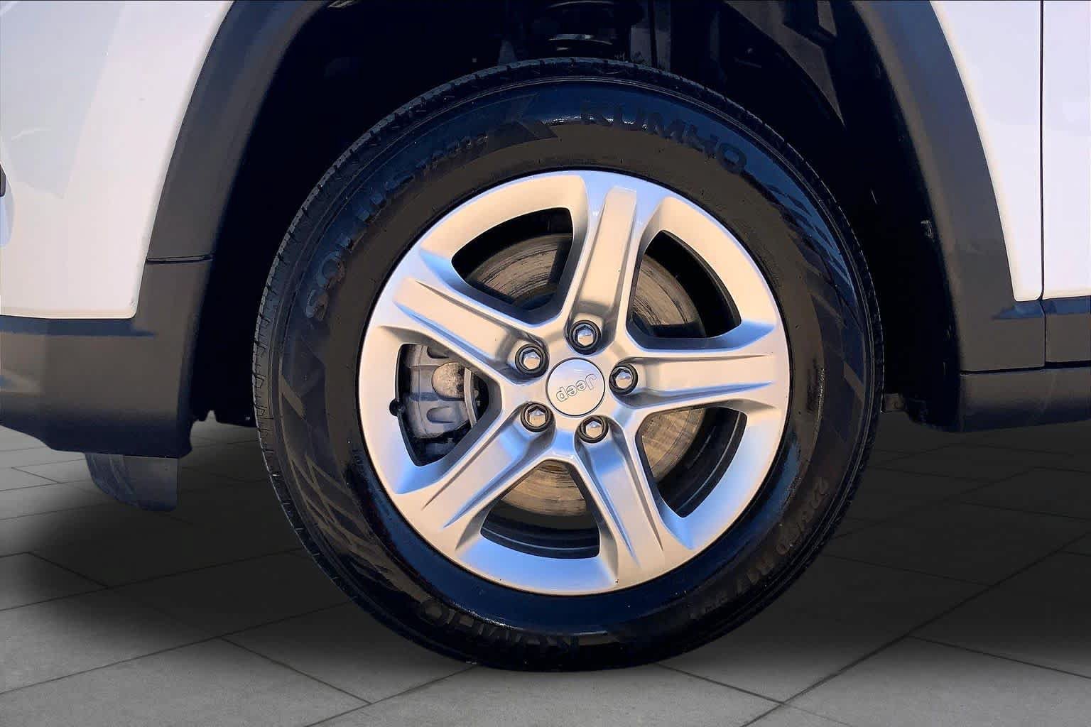 Used 2023 Jeep Compass Latitude AWD/4WD image 11