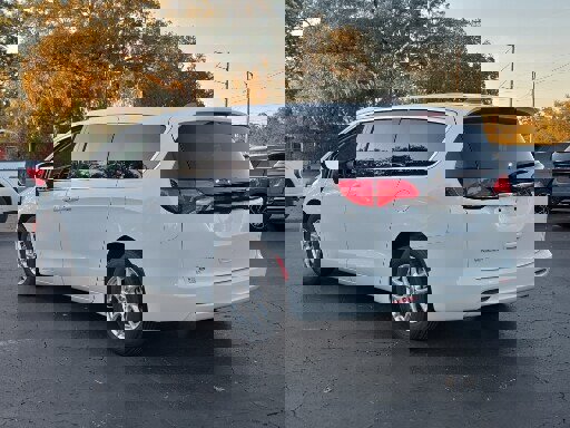 Used 2023 Chrysler Voyager LX image 3