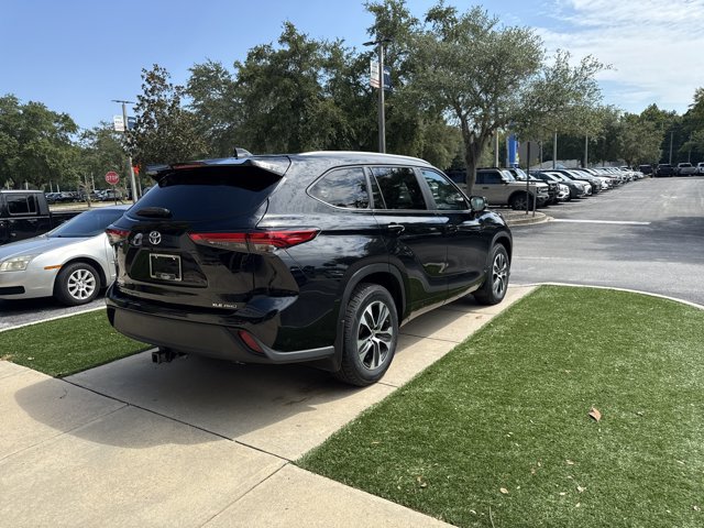 Used 2023 Toyota Highlander XLE AWD/4WD image 4