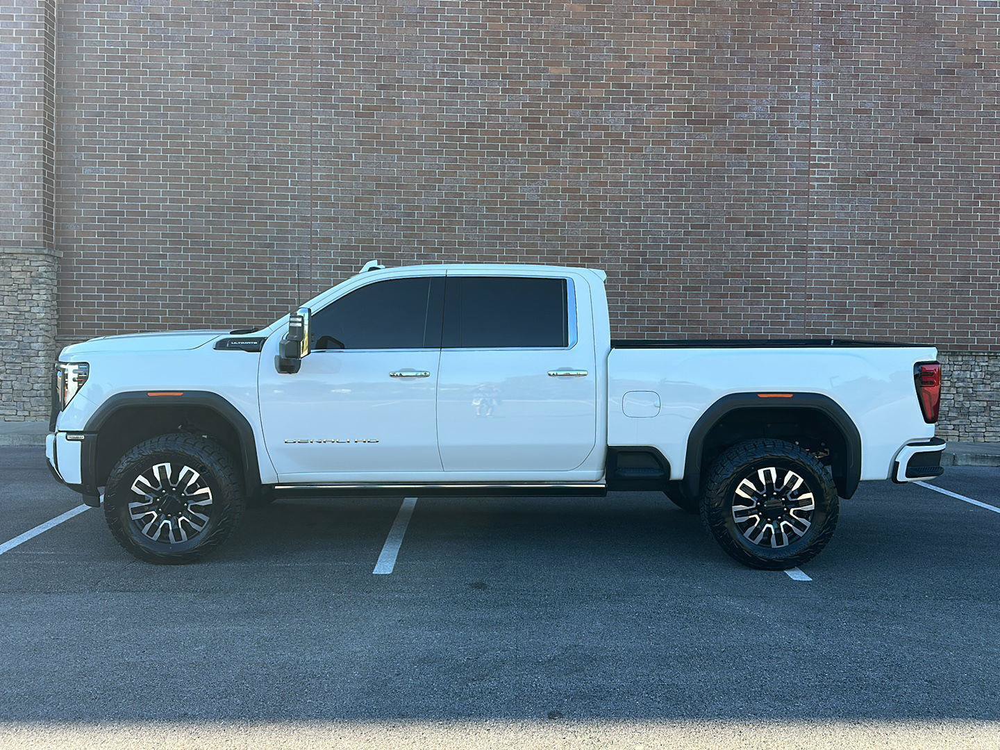 Used 2024 GMC Sierra 3500 Denali Ultimate AWD/4WD image 2