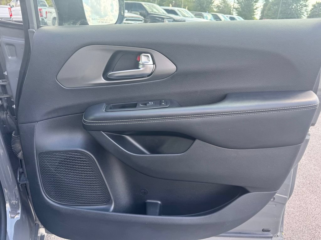 Used 2025 Chrysler Pacifica Select FWD image 14