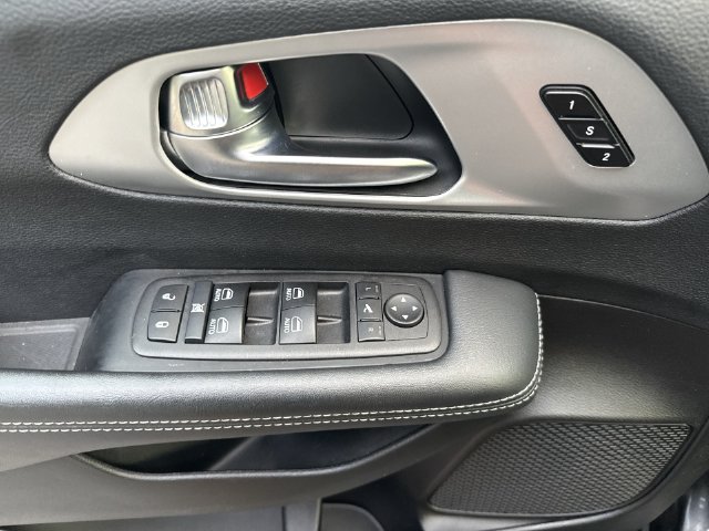 Used 2025 Chrysler Pacifica Limited FWD image 13