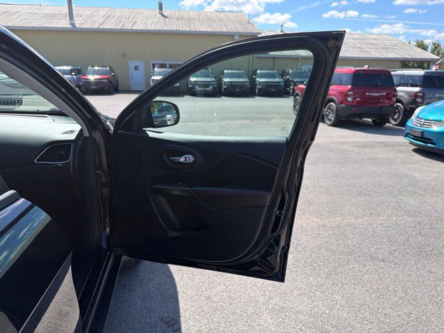 Used 2019 Jeep Cherokee Trailhawk w/ Cold Weather Group AWD/4WD image 32