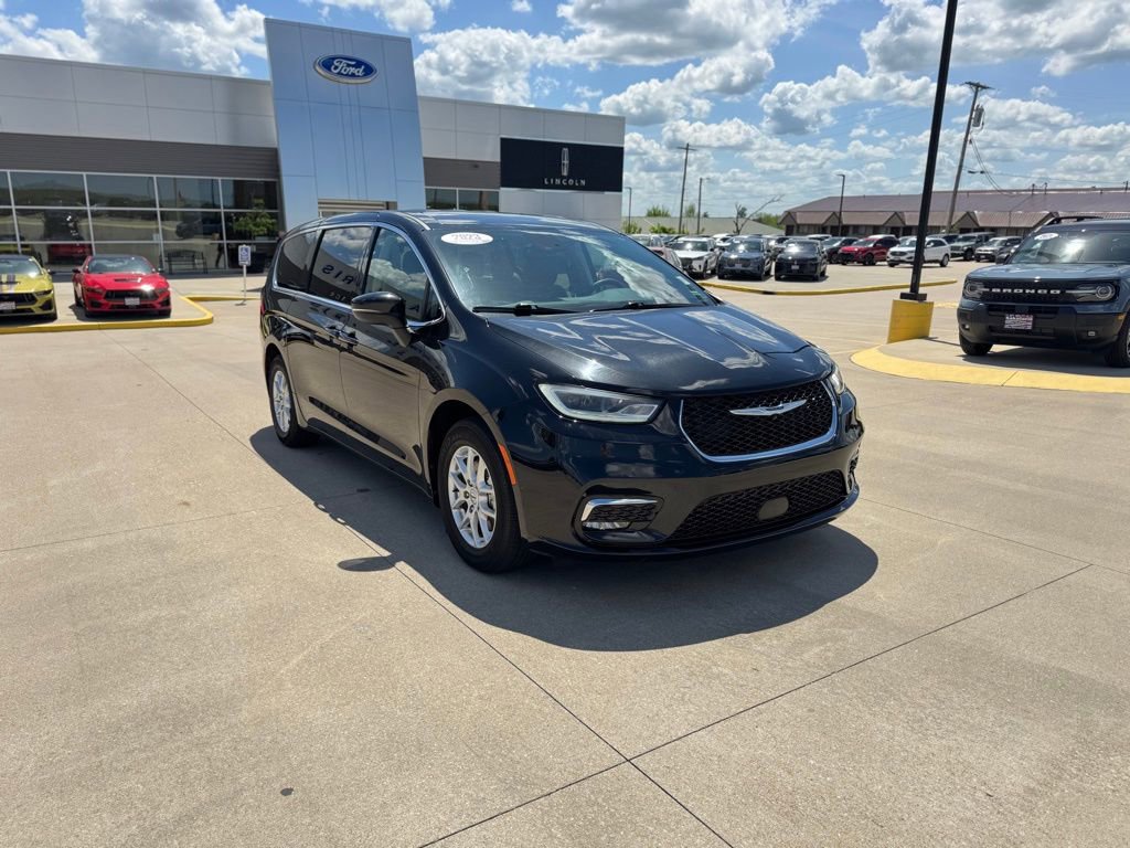 Used 2023 Chrysler Pacifica Touring-L FWD image 3