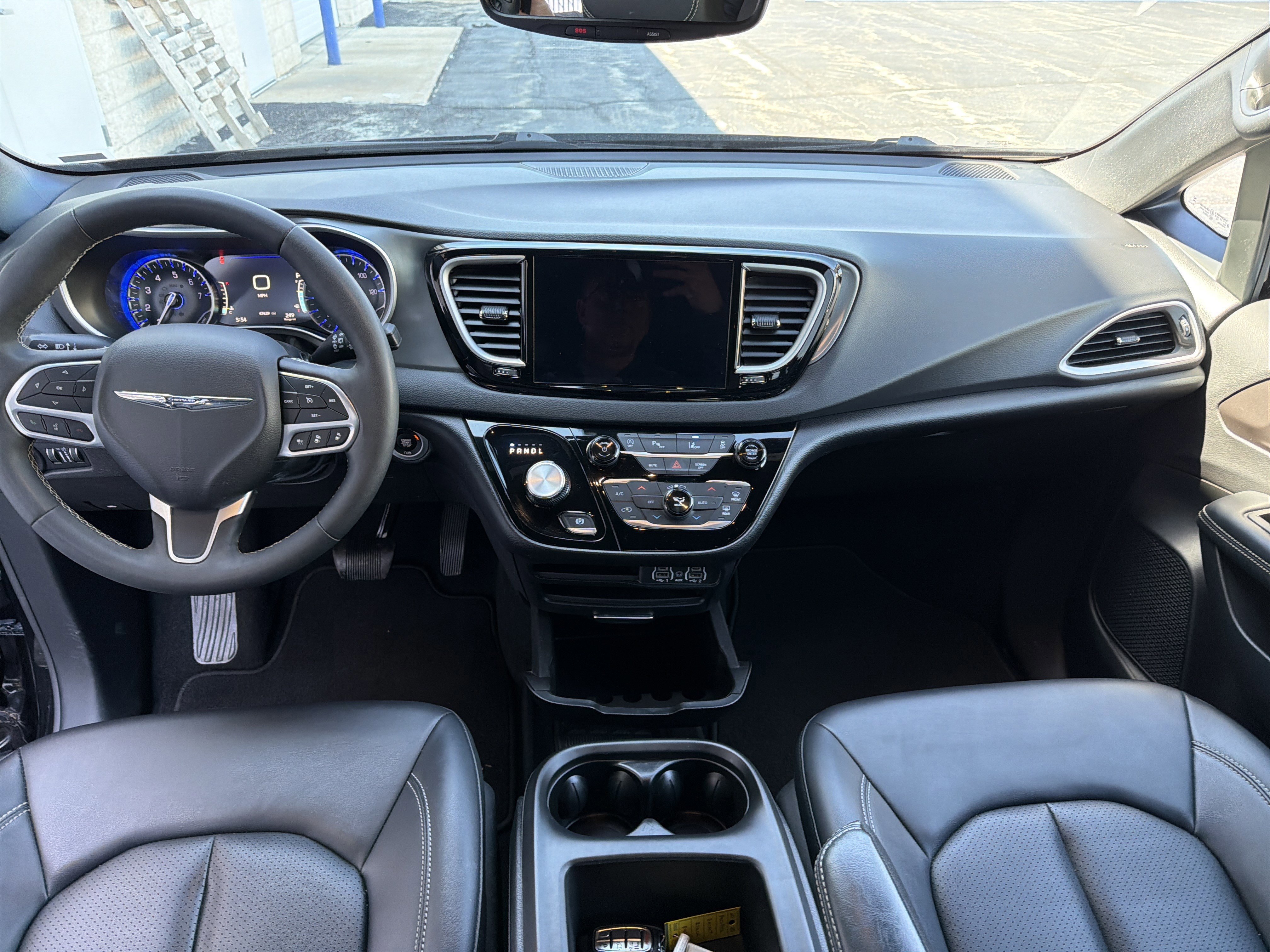 Used 2025 Chrysler Pacifica Select image 32