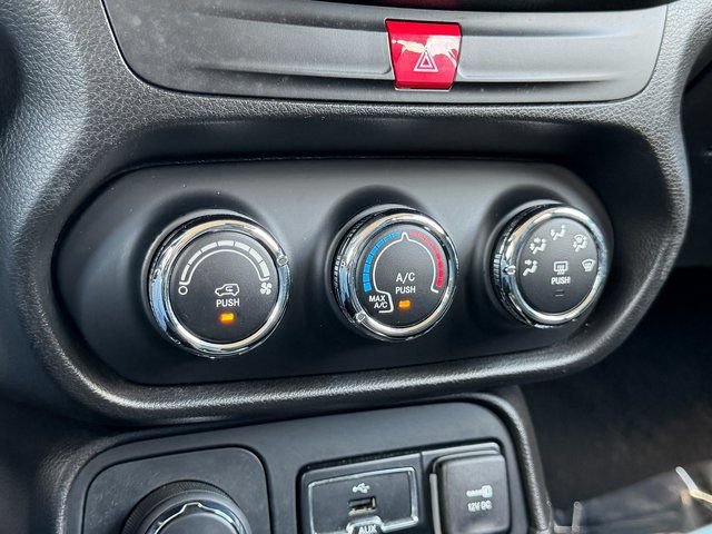 Used 2017 Jeep Renegade Latitude AWD/4WD image 20
