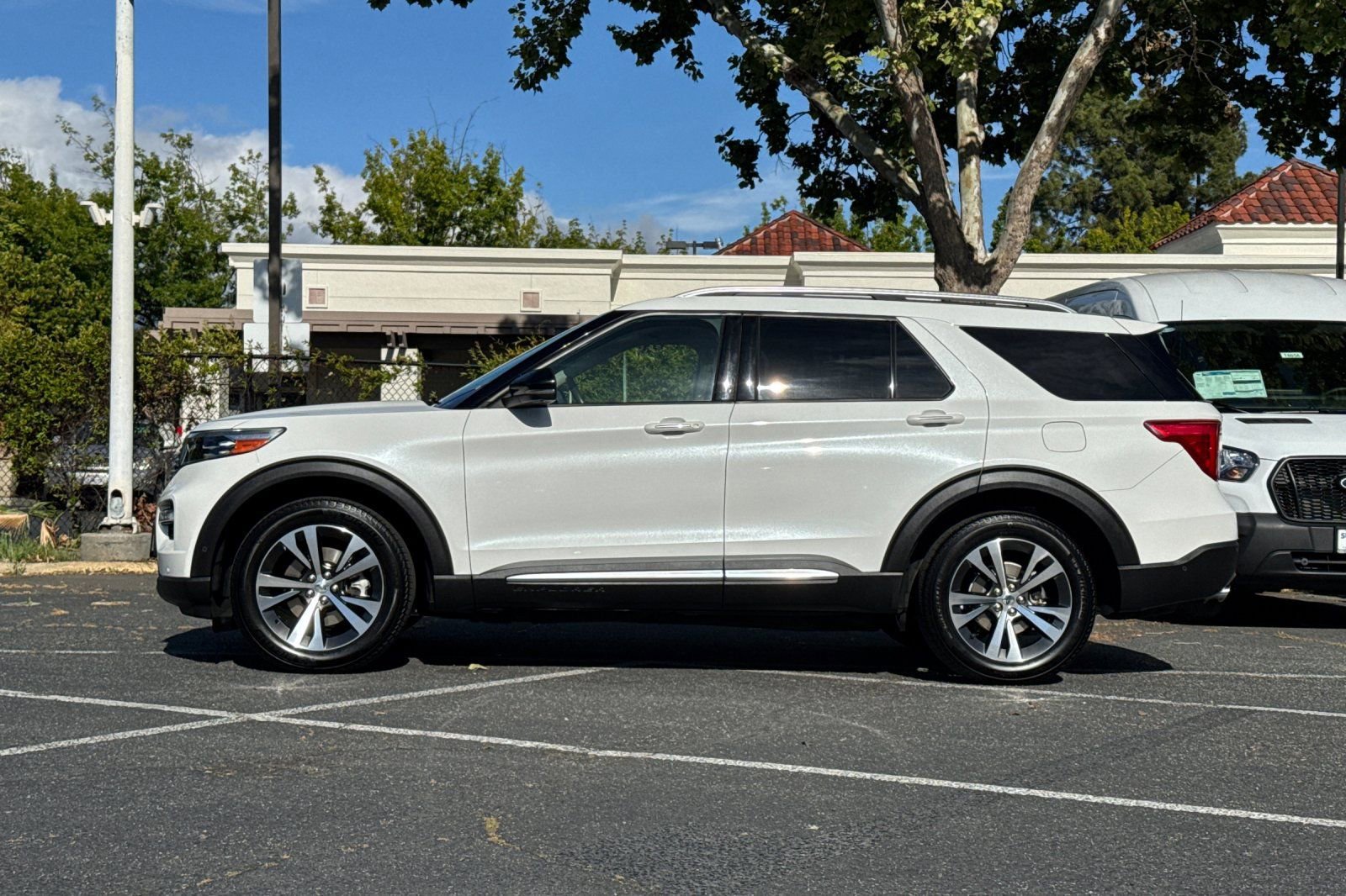 Certified 2020 Ford Explorer Platinum w/ Premium Technology Package AWD/4WD image 8