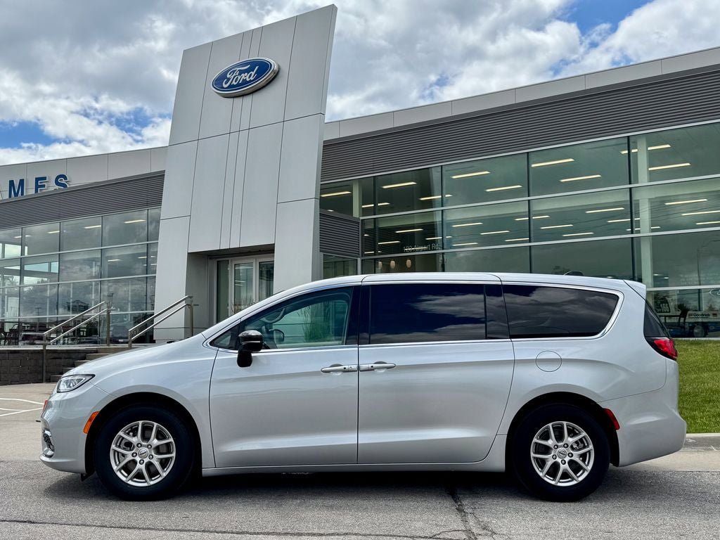 Used 2024 Chrysler Pacifica Touring-L FWD image 3