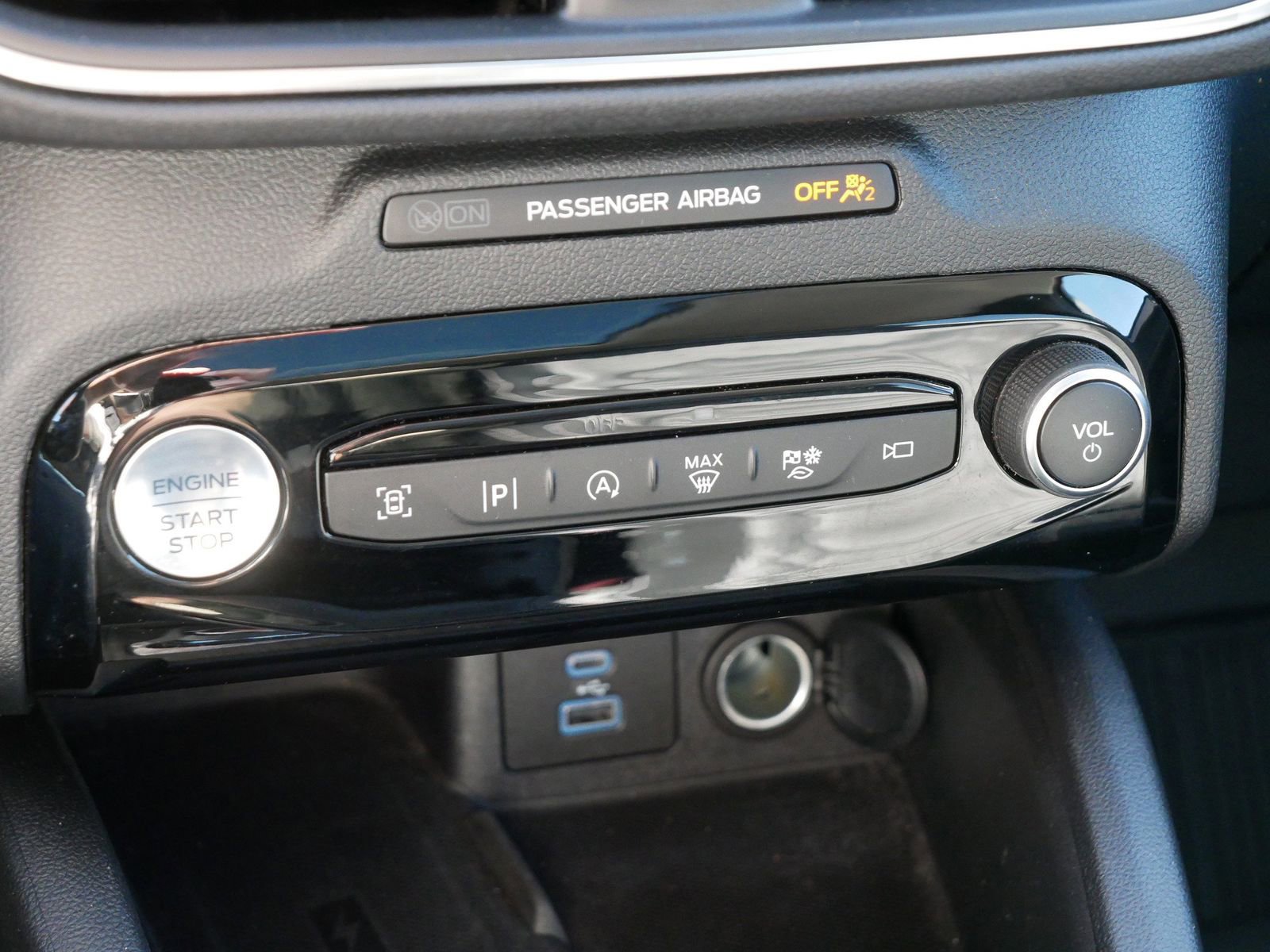 Certified 2023 Ford Escape Platinum w/ Premium Technology Package AWD/4WD image 31