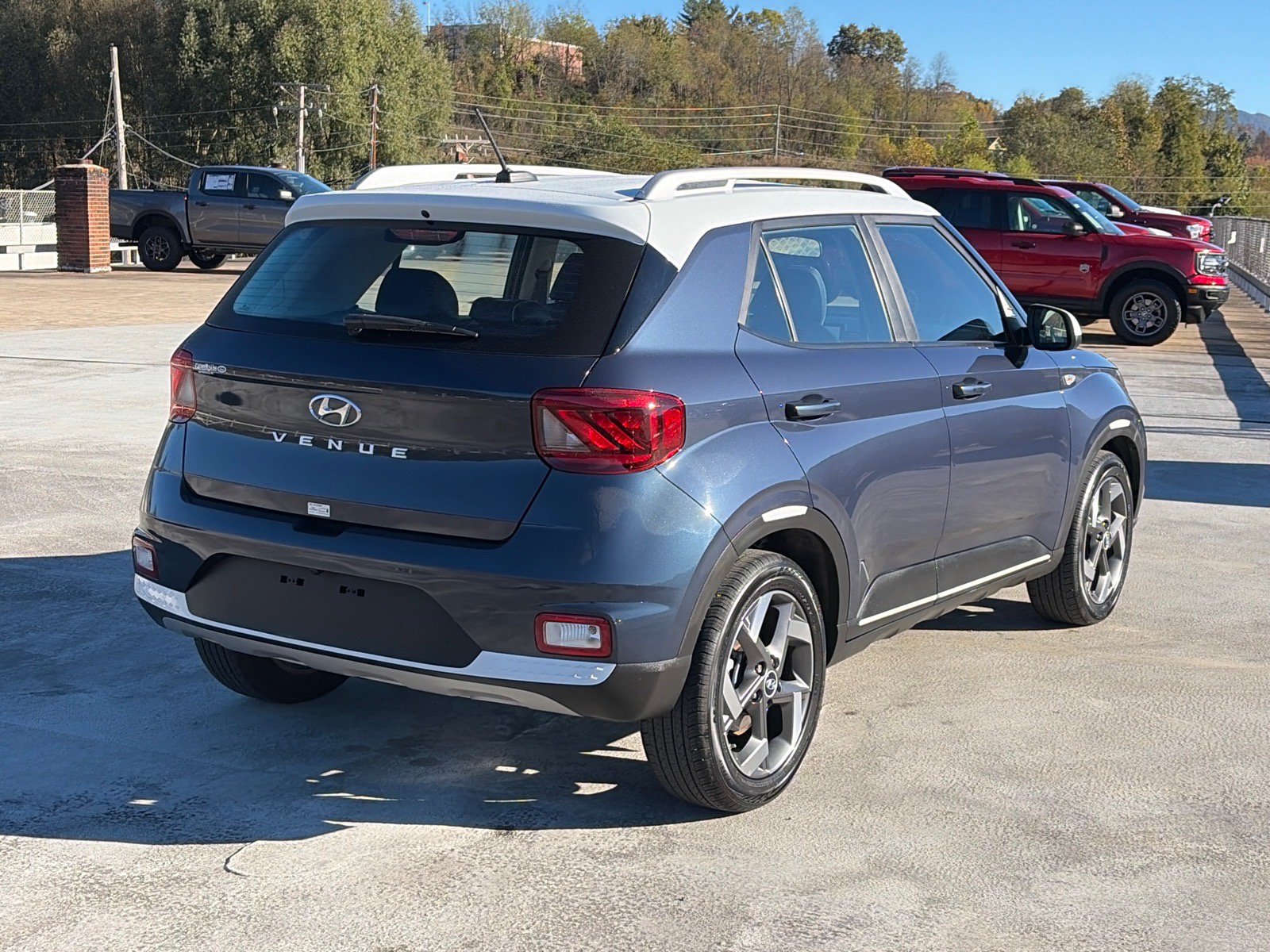Used 2025 Hyundai Venue Limited FWD image 3