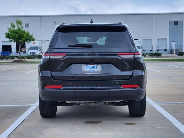 Used 2023 Jeep Grand Cherokee Altitude image 4