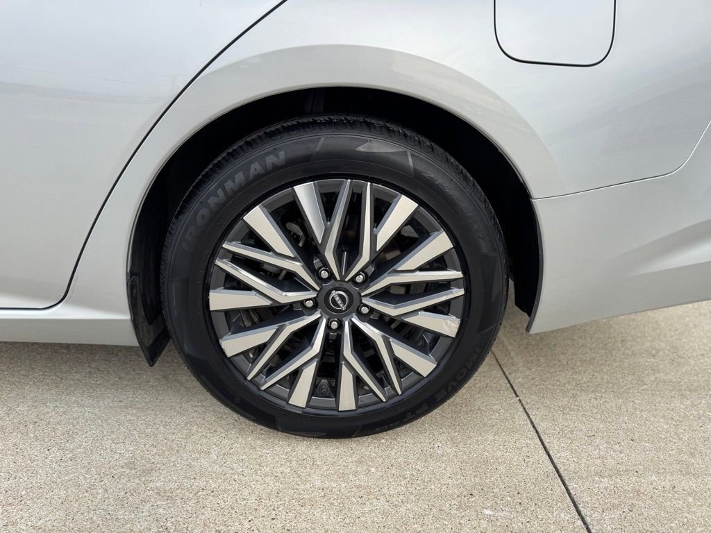 Used 2024 Nissan Altima 2.5 SV FWD image 9