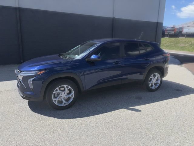 Used 2024 Chevrolet Trax LS w/ LS Convenience Package image 3