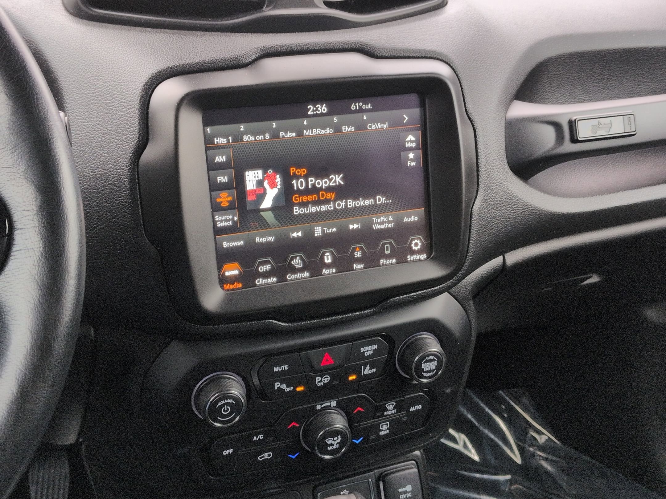 Used 2021 Jeep Renegade Latitude w/ Luxury Group II AWD/4WD image 22