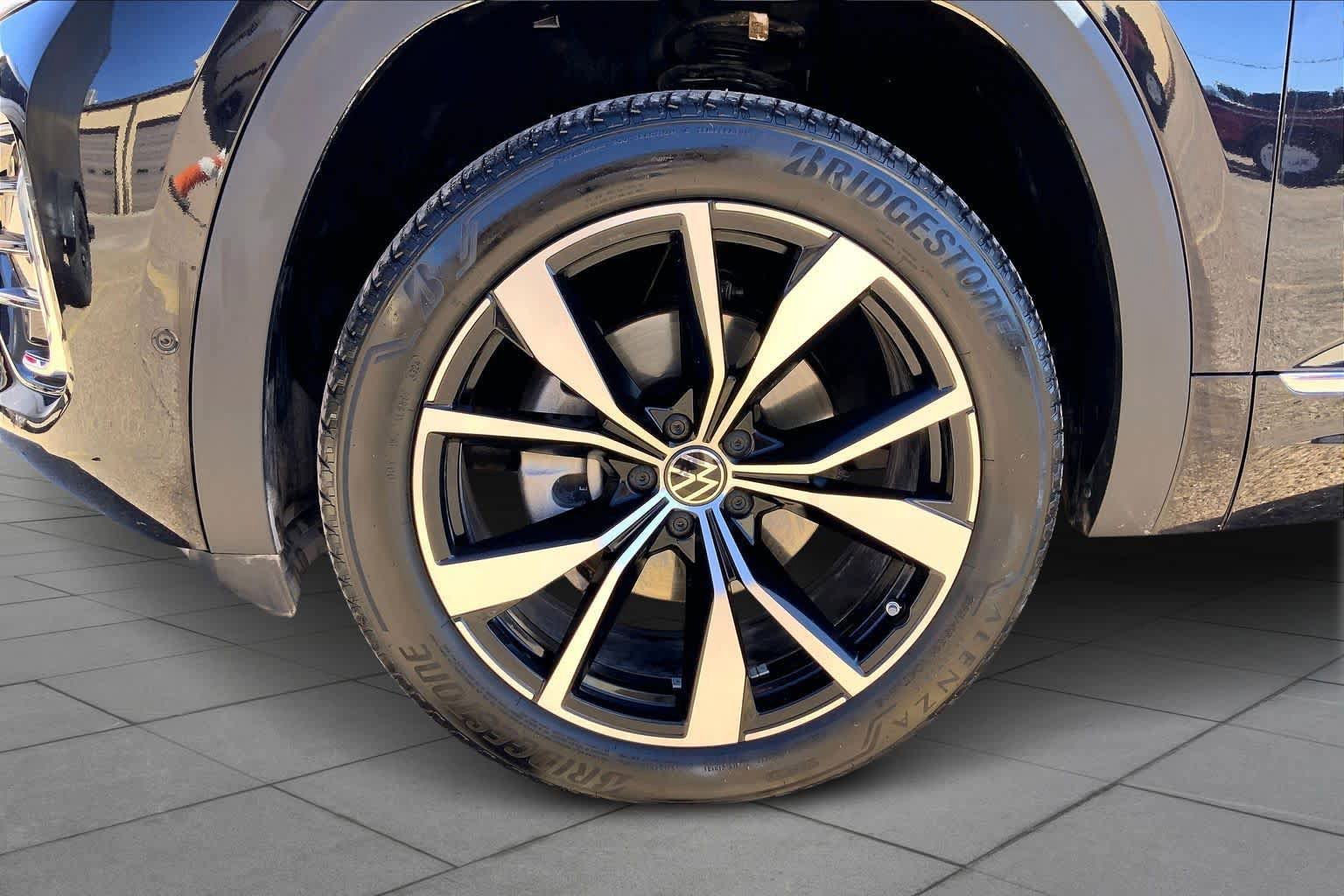 Used 2025 Volkswagen Atlas SEL Premium R-Line AWD/4WD image 12