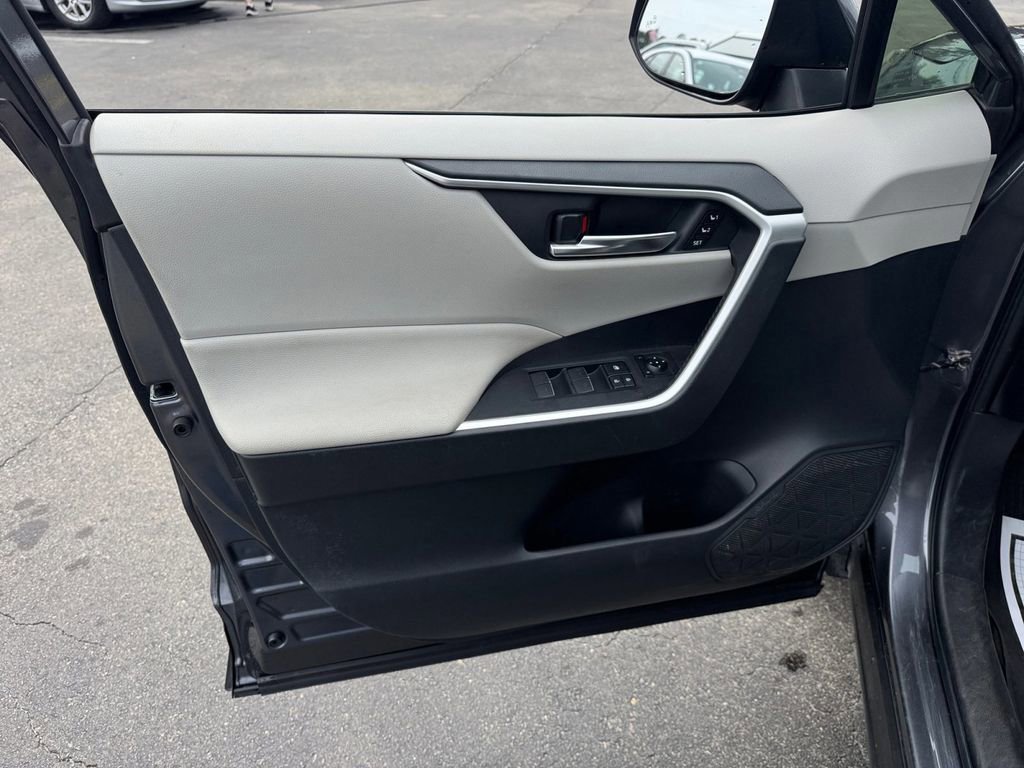 Used 2022 Toyota RAV4 XLE Premium AWD/4WD image 31