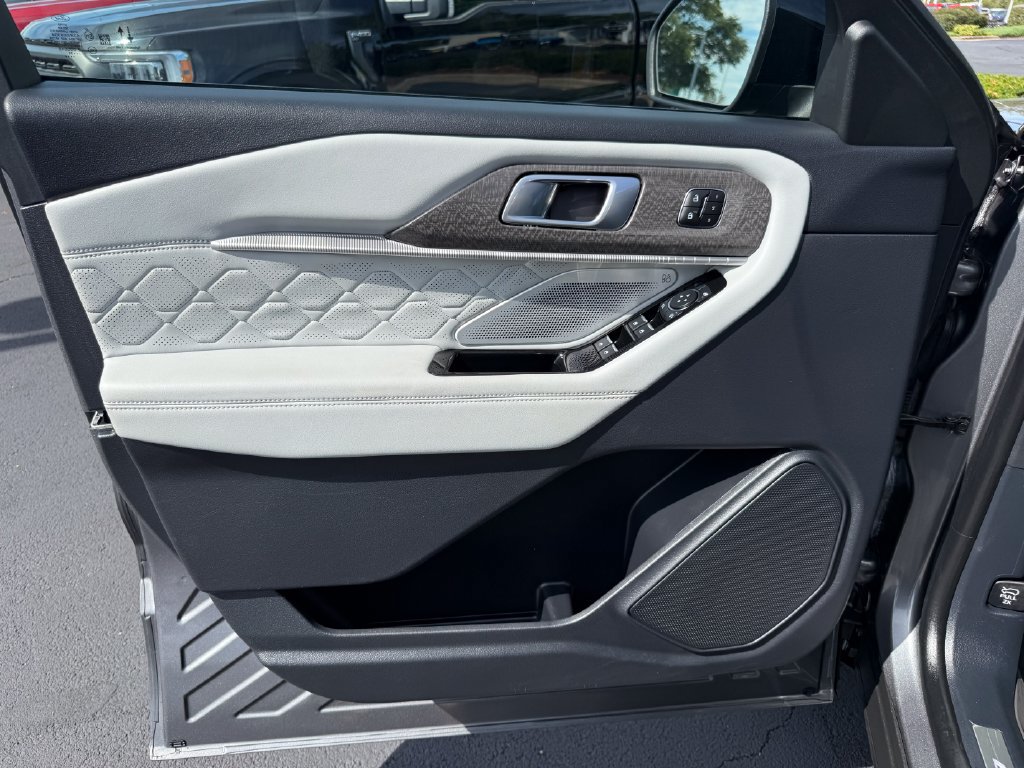 Certified 2025 Ford Explorer Platinum w/ LUX Leather Package AWD/4WD image 12