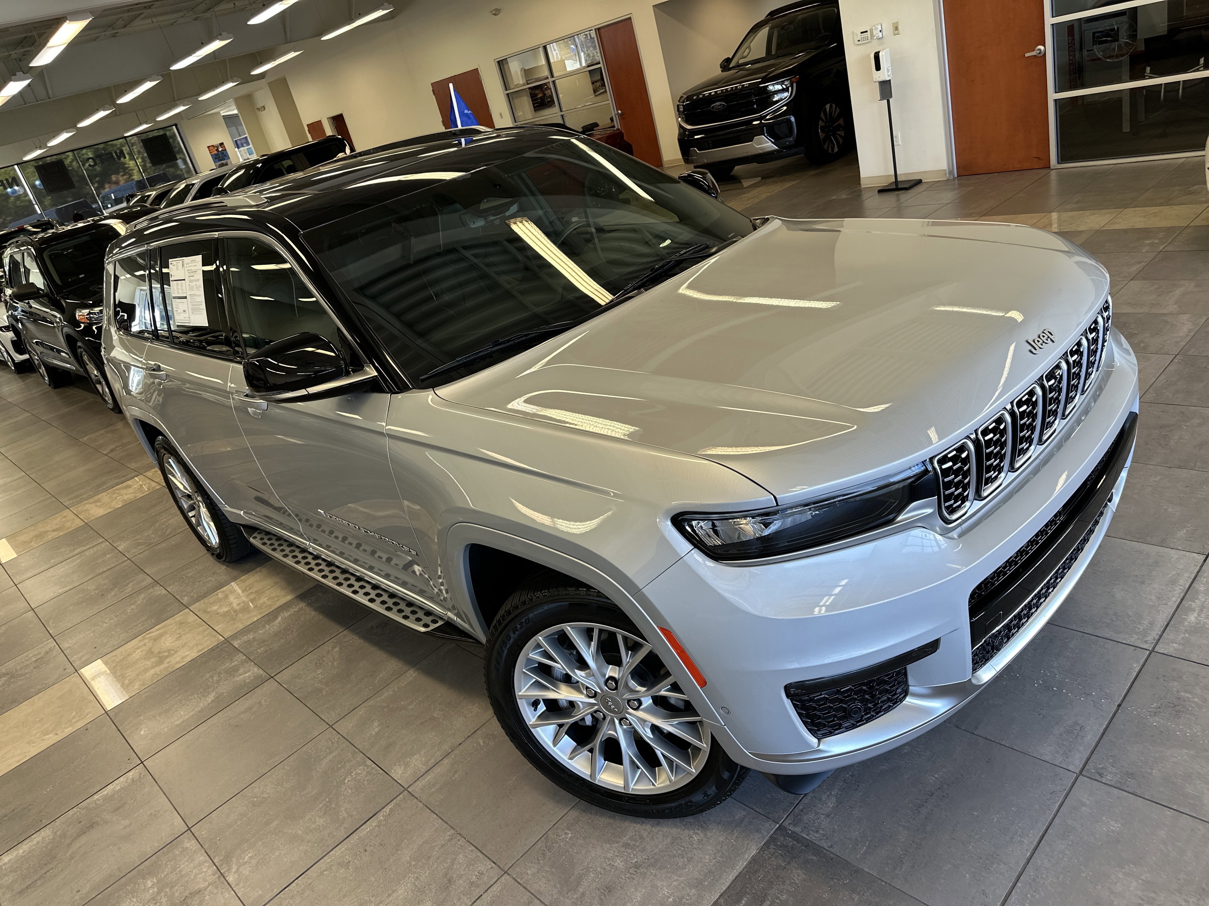 Used 2022 Jeep Grand Cherokee L Summit w/ Advanced Protech Group IV image 8