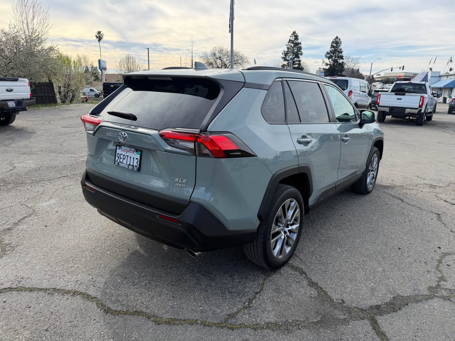 Used 2022 Toyota RAV4 XLE Premium image 5