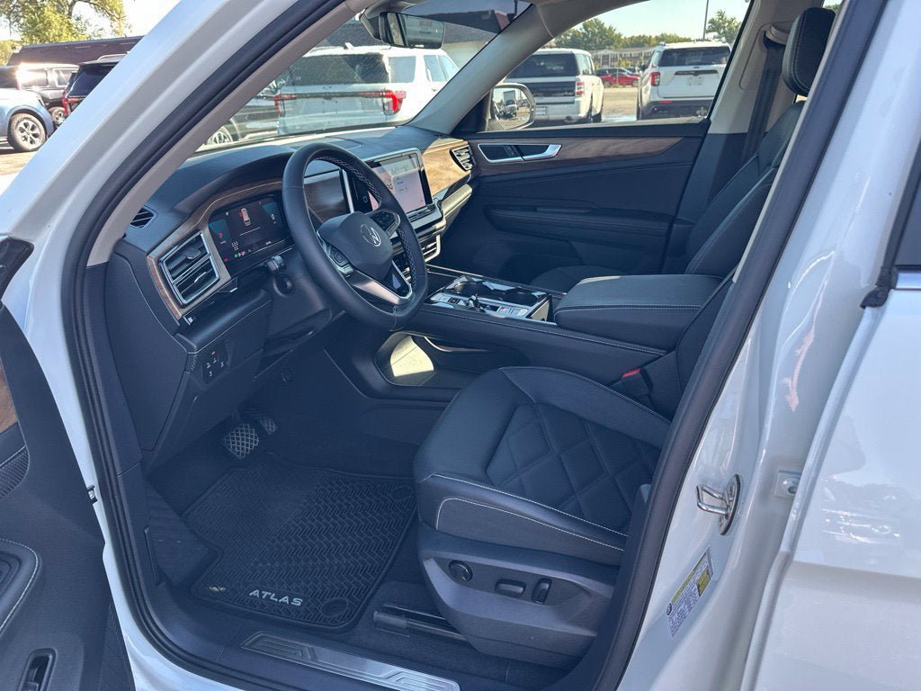 Used 2024 Volkswagen Atlas SE AWD/4WD image 13