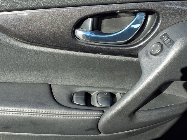 Used 2018 Nissan Rogue SV AWD/4WD image 16