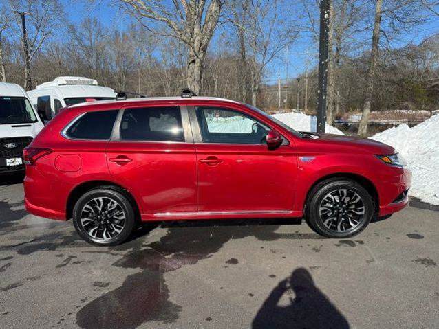 Used 2018 Mitsubishi Outlander 4WD Plug-In Hybrid image 2