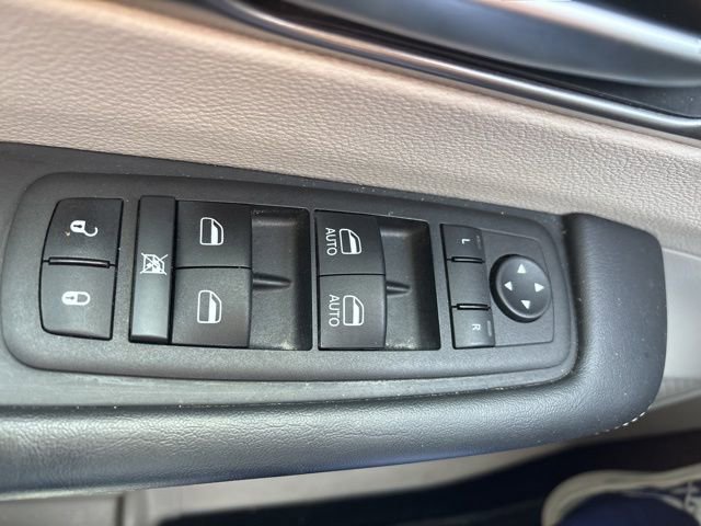 Used 2023 Chrysler Pacifica Touring-L FWD image 14
