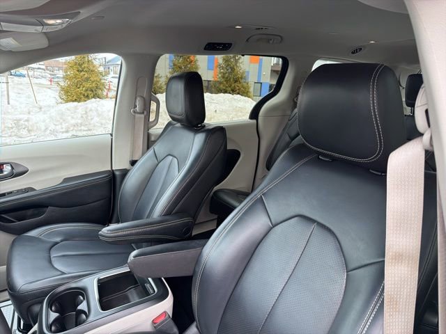 Used 2023 Chrysler Pacifica Touring-L FWD image 17