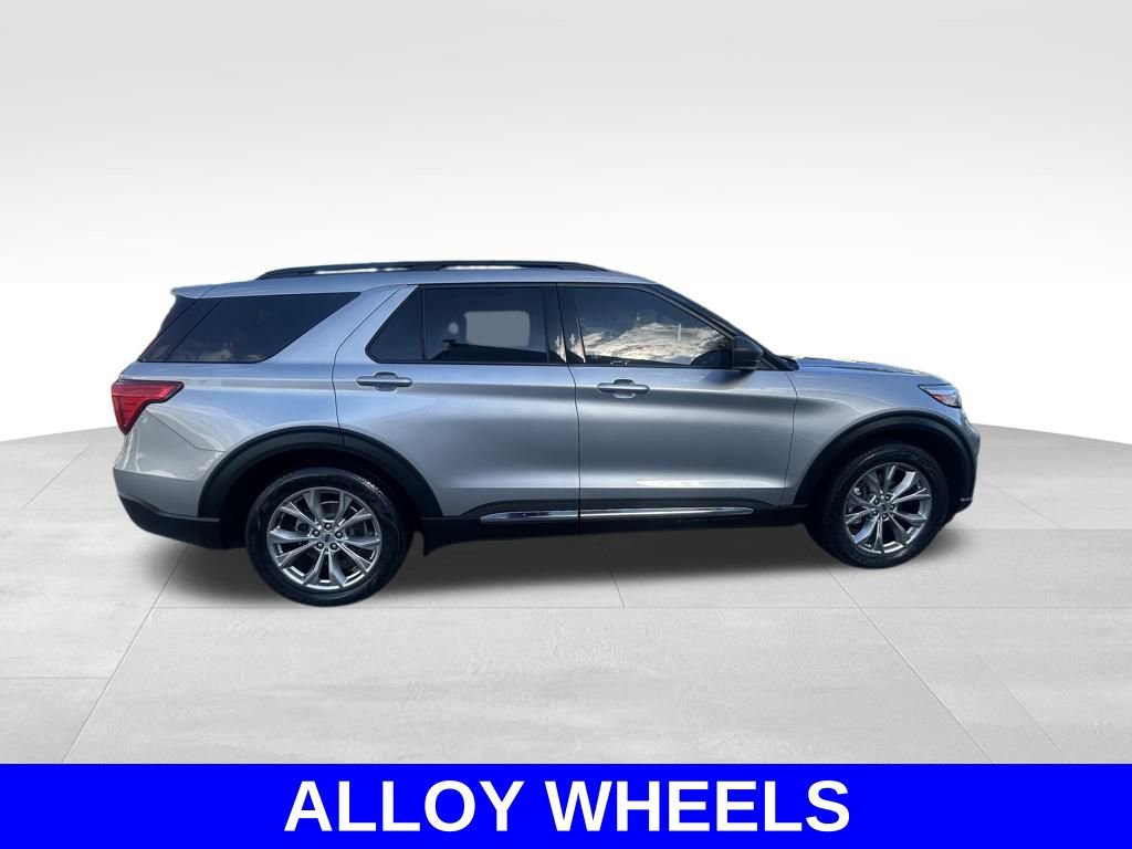 Certified 2022 Ford Explorer XLT w/ Equipment Group 202A image 3